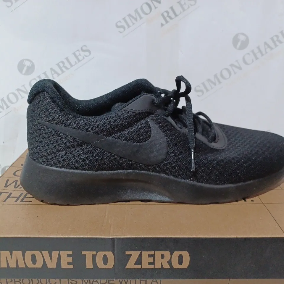 BOXED NIKE TANJUN BLACK TRAINER - UK 8