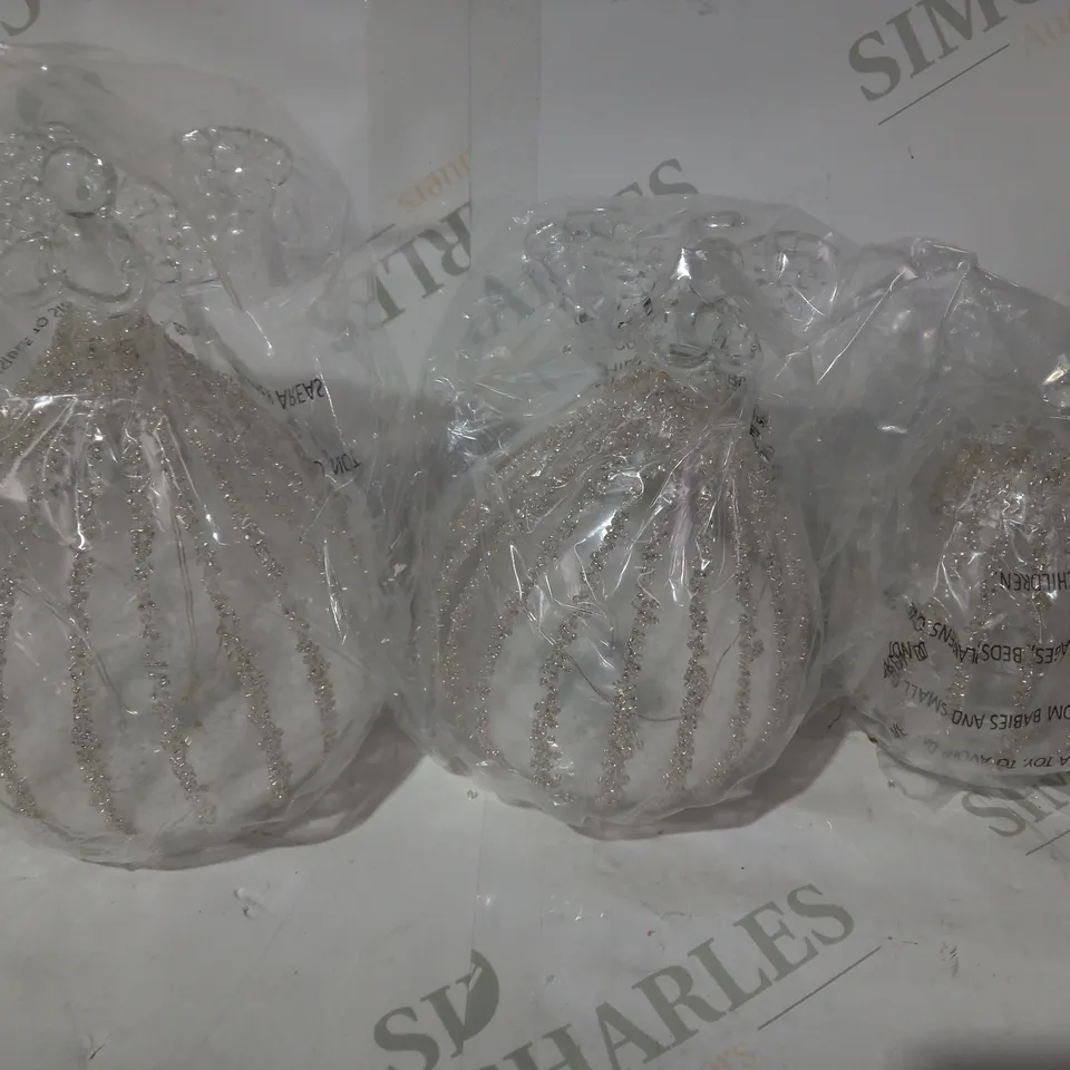 JULIEN MACDONALD SET 3 PRELIT GLASS ANGELS 