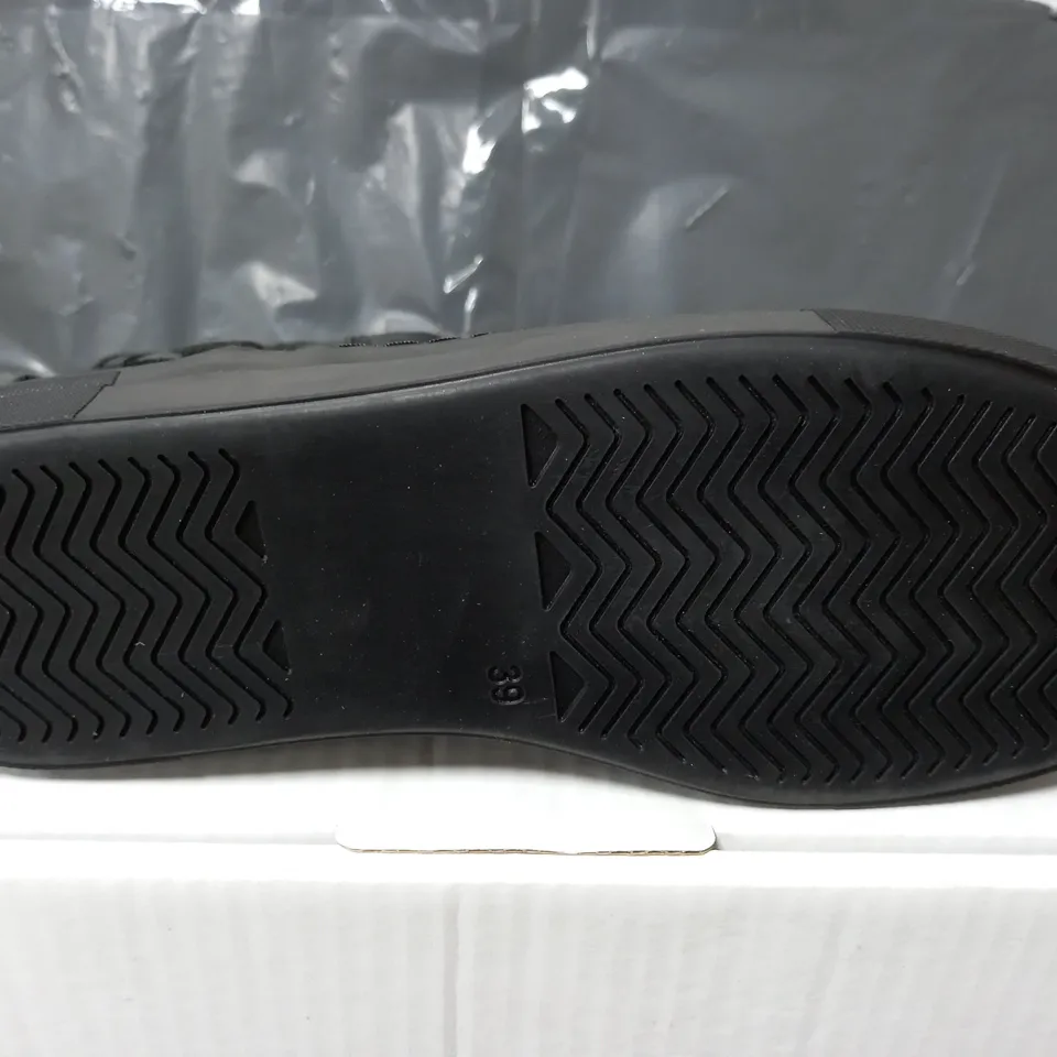 ADESSO HEATHER LEATHER TRAINERS IN BLACK - SIZE 6