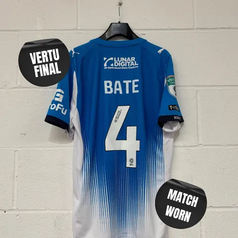 STOCKPORT COUNTY F.C VERTU TROPHY FINALS MATCH WORN HOME SHIRT IN BLUE/WHITE - EU M / LEWIS BATE #4