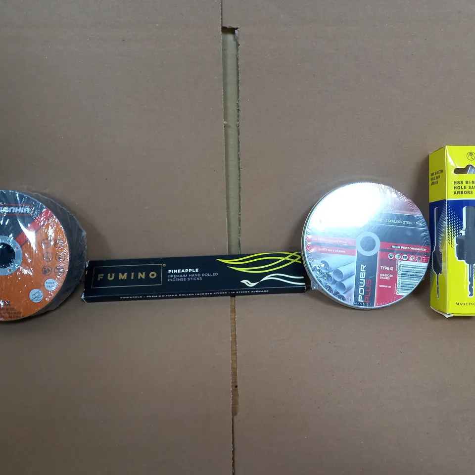 BOX OF APPROXIMATELY 10 ASSORTED ITEMS TO INCLUDE - DRAAK MULTI CUT , HOLE SAW , DOG BAGS ETC