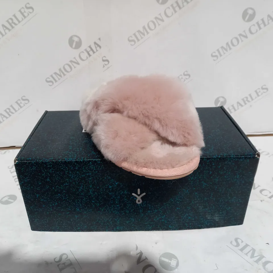 PAIR OF FLUFFY SLIPPERS (PINK)