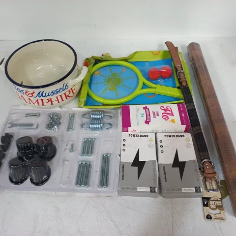 LOT OF APPROXIMATELY 30 ASSORTED HOUSEHOLD ITEMS TO INCLUDE POWER BANKS, TC MOUNT AND ROSEWOOD DOG COLLAR