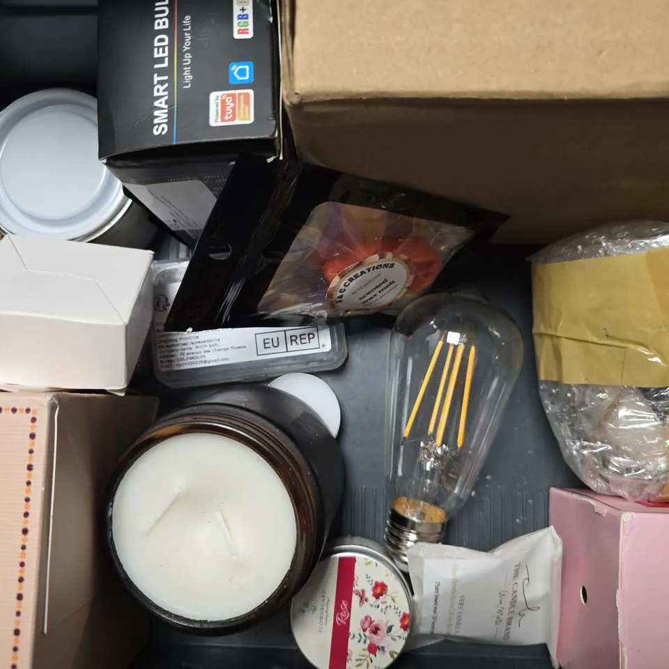 APPROXIMATELY 8 ASSORTED ITEMS TO INCLUDE -ZOFLORA CANDLE , FUSION 2 PIN SINGLE COMPACT FLUORESCENT LIGHT ETC
