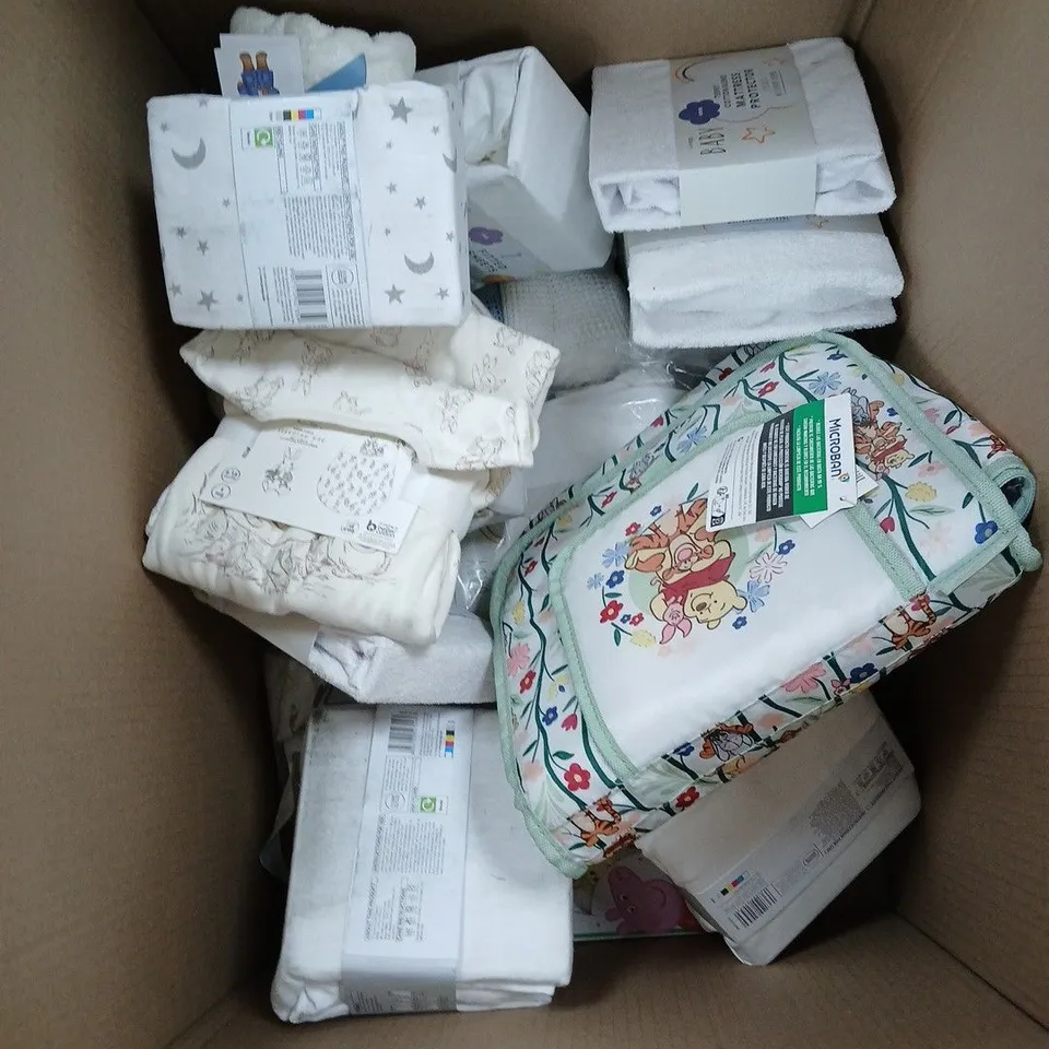 BOX OF APPROXIMATELY 10 ASSORTED BABY BEDDING & SOFT FABRICS ITEMS TO INCLUDE - ANTI-ALLERGY DUVET - SLEEPING BAGS - FITTED SHEETS - ETC