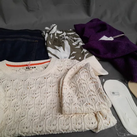 BOX OF APPROXIMATELY 15 ASSORTED CLOTHING ITEMS TO INCLUDE - JEANS , JUMPER , SHORTS ETC