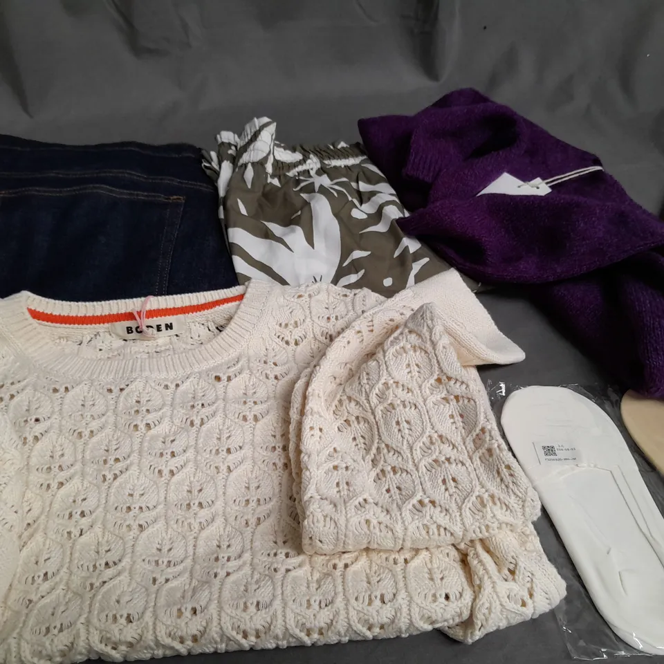 BOX OF APPROXIMATELY 15 ASSORTED CLOTHING ITEMS TO INCLUDE - JEANS , JUMPER , SHORTS ETC