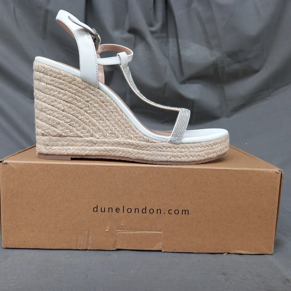 BOXED PAIR OF DUNE LONDON 487 KITTEN OPEN TOE WEDGE SANDALS IN WHITE W. JEWEL EFFECT SIZE 5