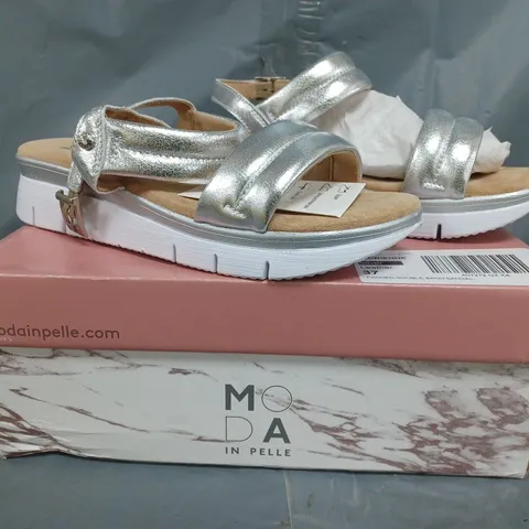 BOXED PAIR OF MODA IN PELLE AEDRIENNE LEATHER SANDALS IN SILVER SIZE 4