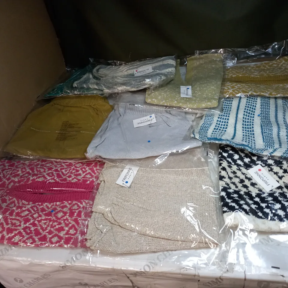 LOT OF APPROX 10 ASSORTED CLOTHING ITEMS IN VARIOUS SIZES