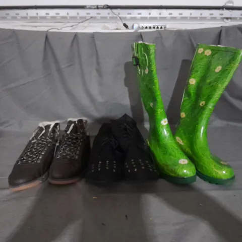APPROXIMATELY 10 PAIRS OF ASSORTED WOMEN SHOES IN VARIOUS STYLES AND SIZES