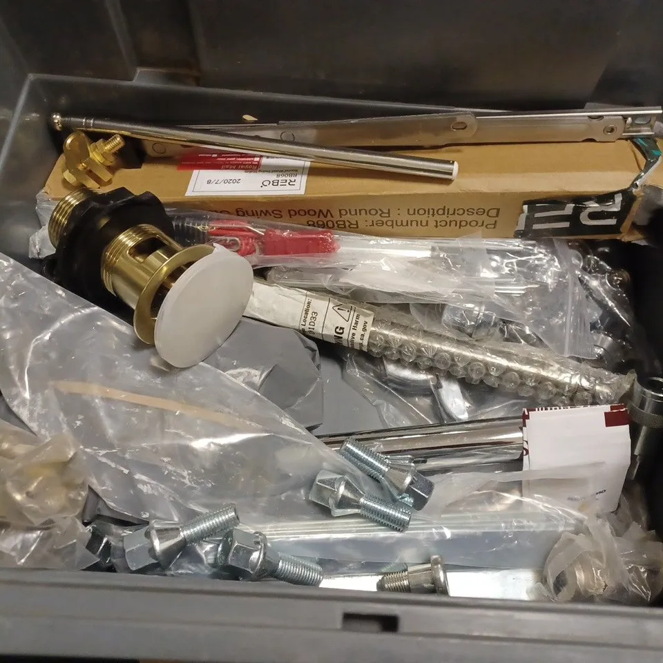 LOT OF ASSORTED FITTING AND DIY ITEMS TO INCLUDE DOOR KNOCKER, SOCKET SET PIECES AND GUIDE RAILS / COLLECTION ONLY