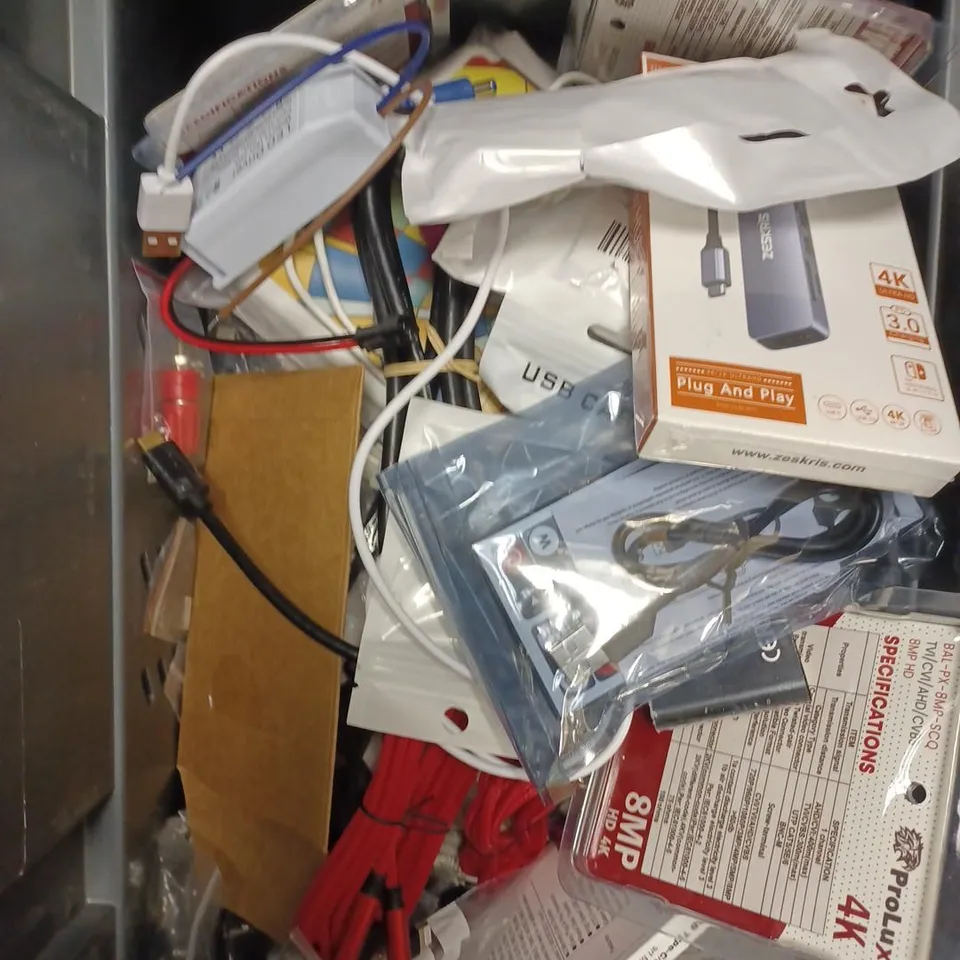 BOX OF APPROXIMATELY 25 ASSORTED ELECTRICAL PRODUCTS TO CONTAIN WIRELESS DISPLAY DONGLE, USB MOUSE, 6-IN-1 USB HUB ETC 