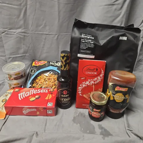 APPROXIMATELY 15 ASSORTED FOOD & DRINK ITEMS TO INCLUDE LINDT LINDOR BAR, ORIGIN STRONGHOLD WHOLE BEANS, AMOY RICE NOODLES, ETC - COLLECTION ONLY