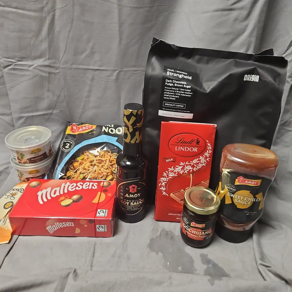 APPROXIMATELY 15 ASSORTED FOOD & DRINK ITEMS TO INCLUDE LINDT LINDOR BAR, ORIGIN STRONGHOLD WHOLE BEANS, AMOY RICE NOODLES, ETC - COLLECTION ONLY