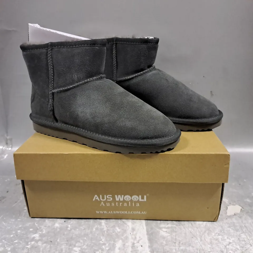 BOXED PAIR OF AUS WOOLI BONDI SHOES IN GREY UK SIZE 5