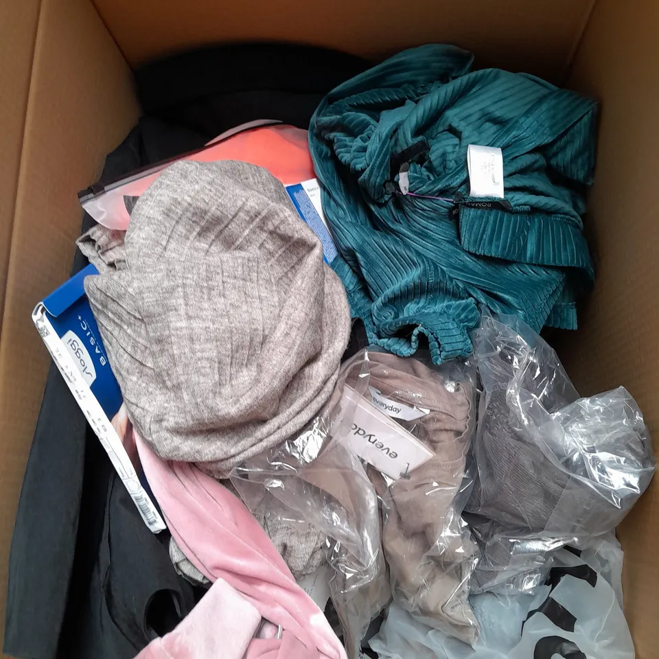 APPROXIMATELY 20 ASSORTED CLOTHING ITEMS IN VARIOUS SIZES AND STYLES TO INCLUDE - SOCKS, LOUNGEWEAR, JEANS ETC