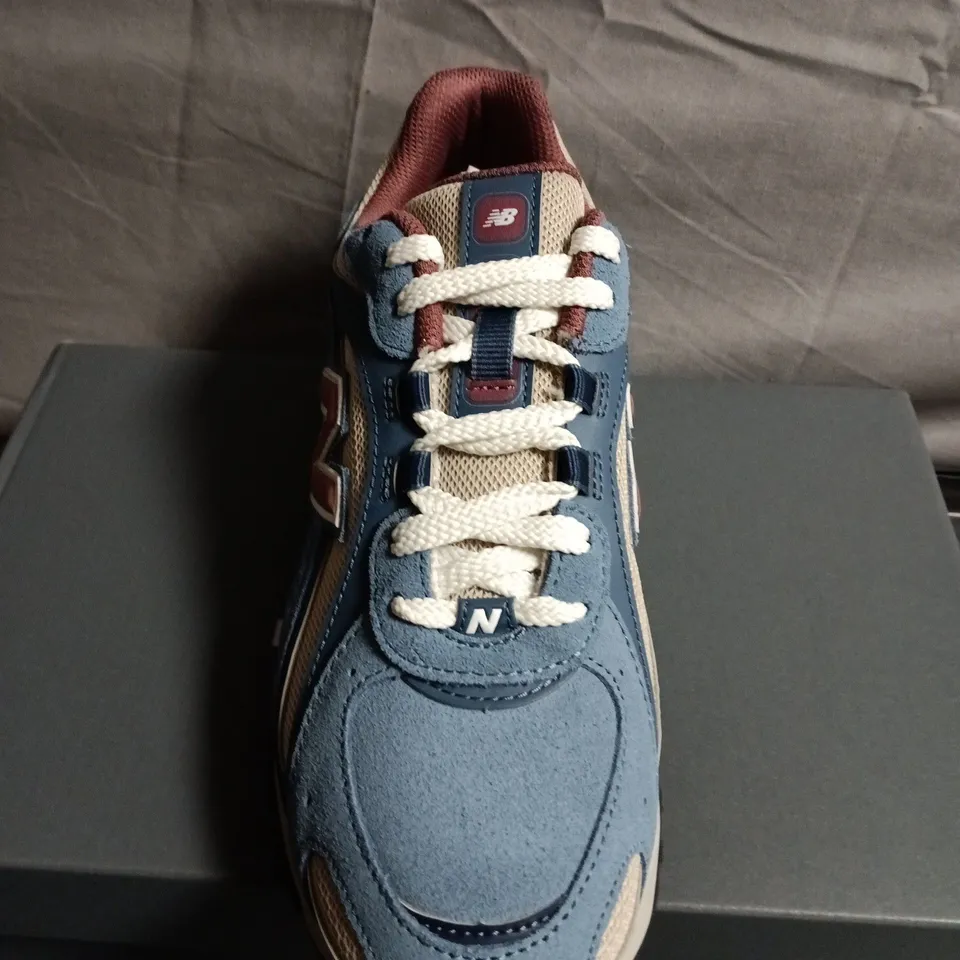BOXED PAIR OF NEW BALANCE 204L TRAINERS– UK SIZE 8