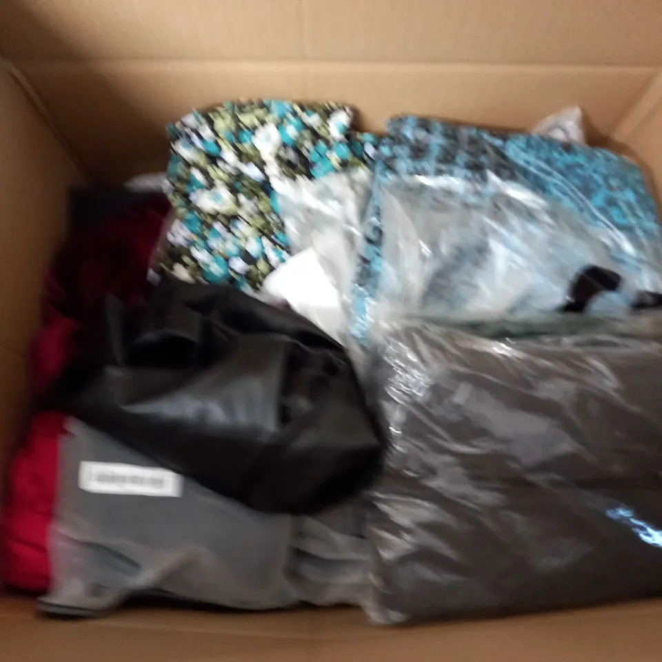 LARGE QUANTITY OF CLOTHING ITEMS TO INCLUDE DRESSES, SWEATERS, JEANS, T-SHIRTS, ETC