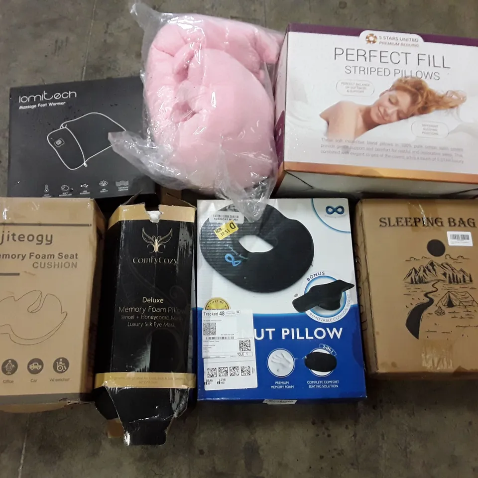 PALLET CONTAINING ASSORTED PILLOWS & CUSHIONS INCLUDING SLEEPING BAG, DONUT PILLOW, MEMORY FOAM PILLOW, MASSAGE FOOT WARMER, STRIPED PILLOWS