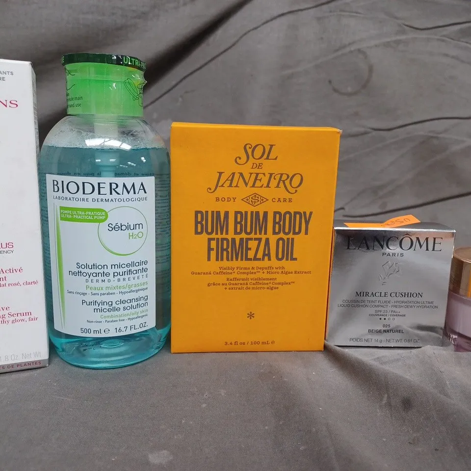 BOX OF APPROXIMATELY 12 ASSORTED HEALTH & BEAUTY ITEMS TO INCLUDE - SOL DE JANEIRO BUM BUM BODy OIL , LANCOME MIRACLE CUSHION , CLARINS WHITE PLUS ETC