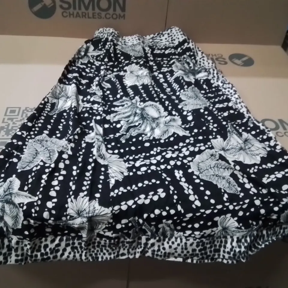 BOXED BRAND NEW APPROXIMATELY 4 JD WILLIAMS LINEN WRAP SKIRT MONO PRINT SIZE 10