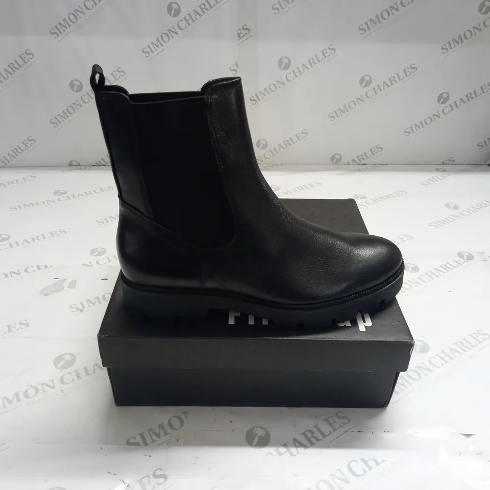FIRETRAP CHELSEA BOOTS SIZE 7