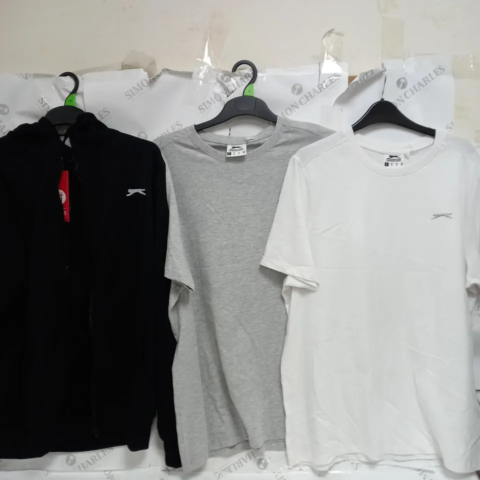 ASSORTED SLAZENGER PIECES OF CLOTHING TO INCLUDE JACKETS, T-SHIRTS, AND JOGGERS ETC. 