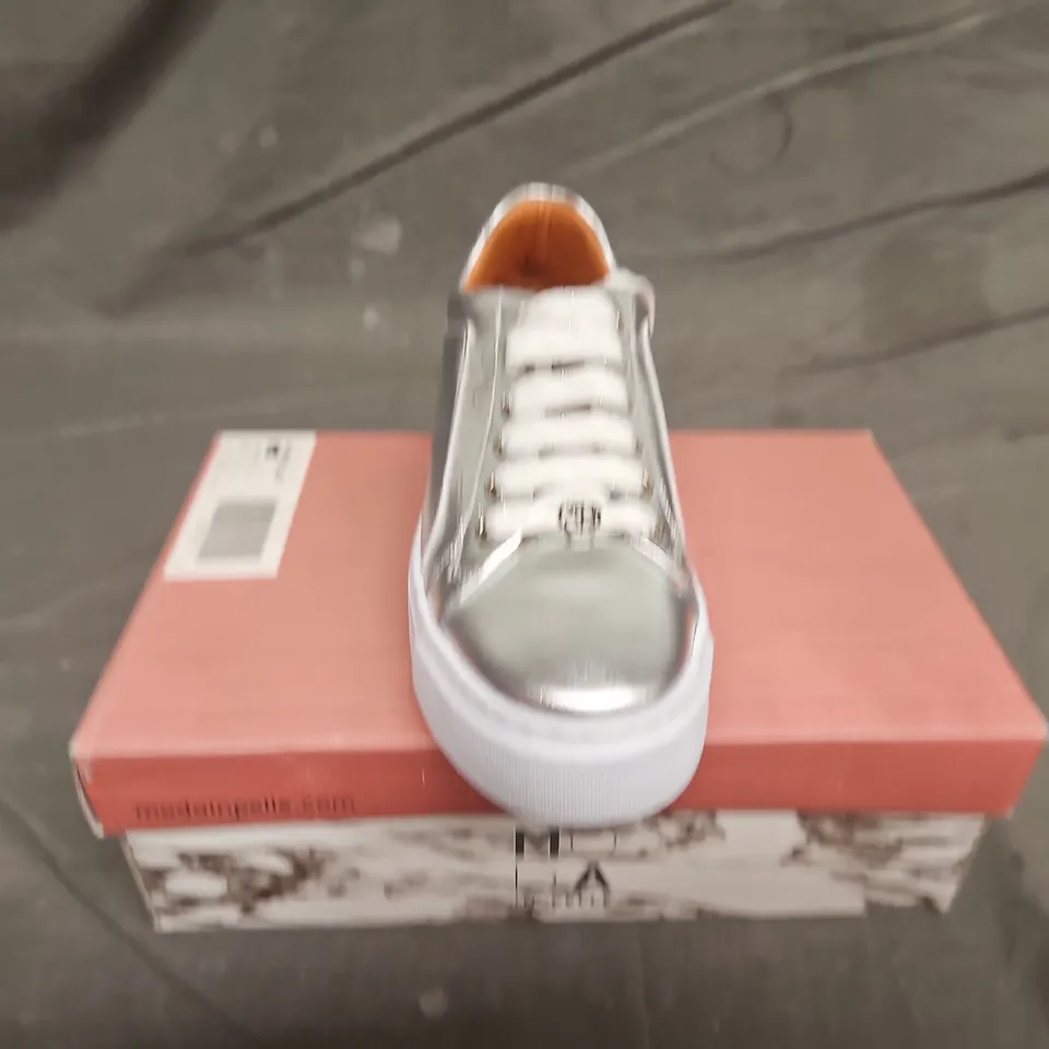 BOXED PAIR OF MODA IN PELLE ARABELLER LACE UP TRAINERS - UK SIZE 39