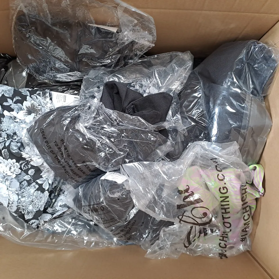 APPROXIMATELY 20 ASSORTED CLOTHING ITEMS IN VARIOUS STYLES AND SIZES 