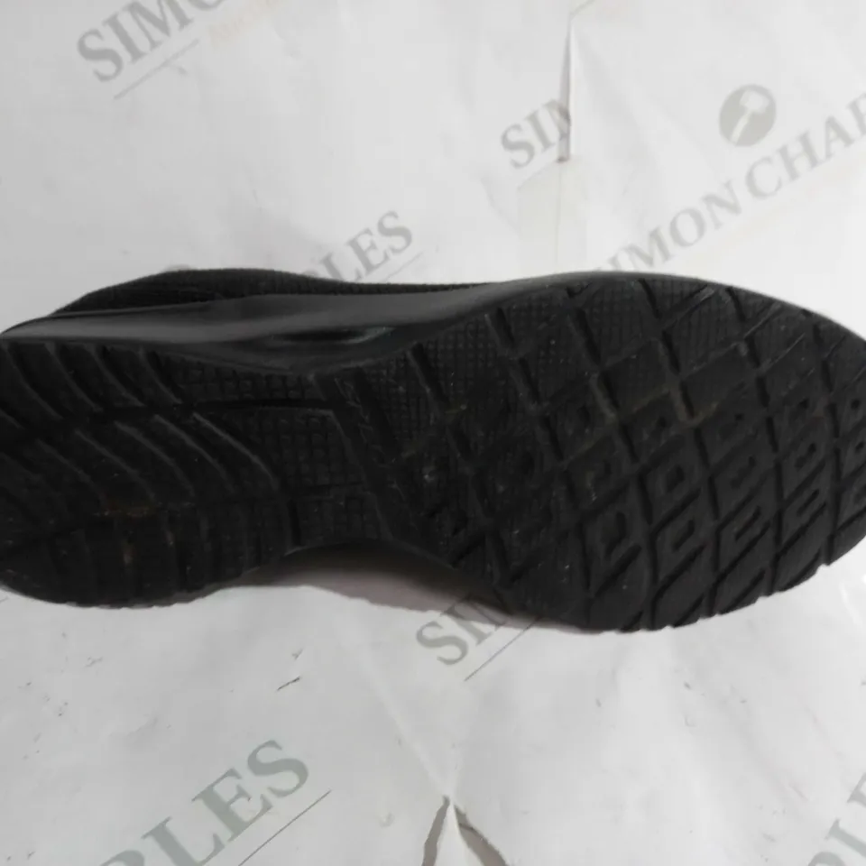 SKECHERS MEN'S AIR DYNAMIGHT KNIT LACE JOGGER BLACK TRAINERS - SIZE 8 UK