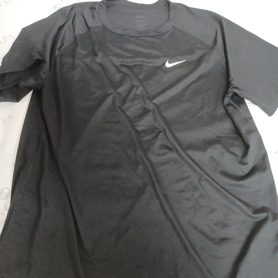 NIKE DRI FIT SHORT SLEEVE T-SHIRT - LARGE