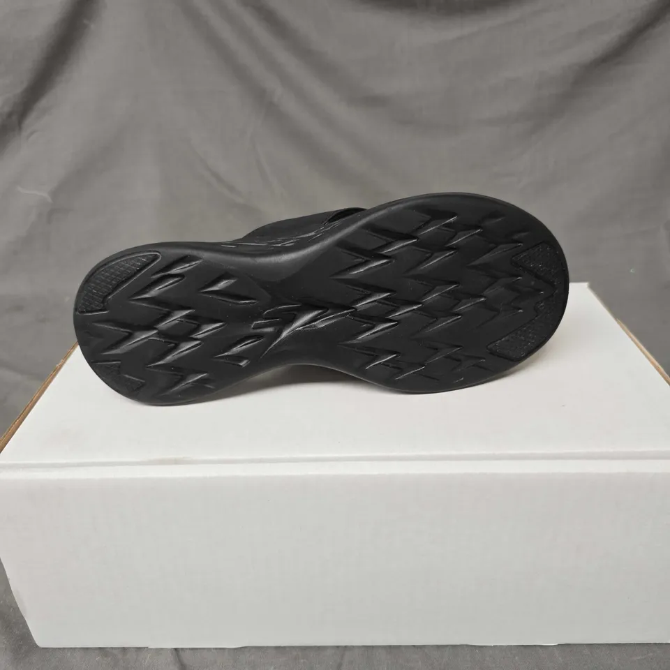 PAIR OF SKECHERS VACAY SANDALS IN BLACK - 4