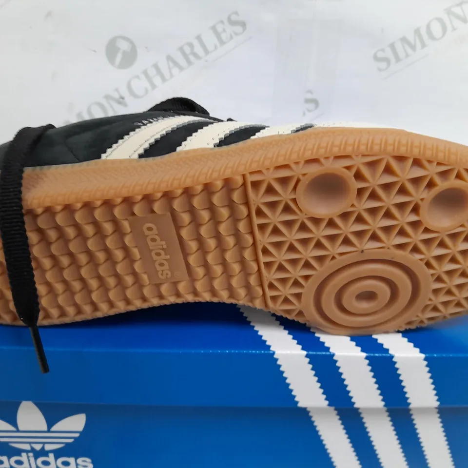 BOXED PAIR OF ADIDAS WOMENS SAMBA OG SHOES IN BLACK/WHITE - UK 4.5