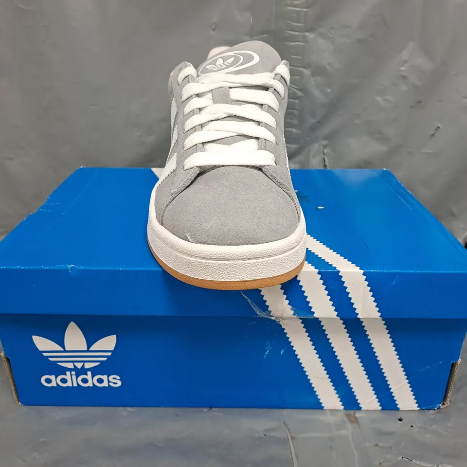 BOXED PAIR OF ADIDAS 00S J SHOES IN GREY/WHITE SIZE UK 4