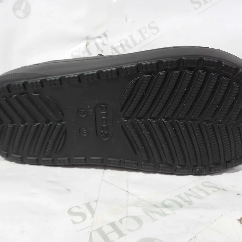 BOXED PAIR OF CROCS CLASSIC LINED SANDALS IN BLACK SIZE M8/W10