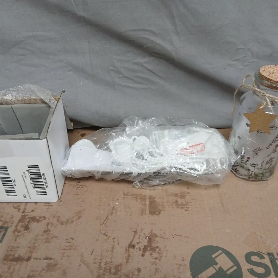 CAGE OF APPROXIMATELY 12 ASSORTED HOUSEHOLD ITEMS TO INCLUDE BLIND CORD - CERAMIC POT AND A MET TO YOU JAR  - COLLECTION ONLY
