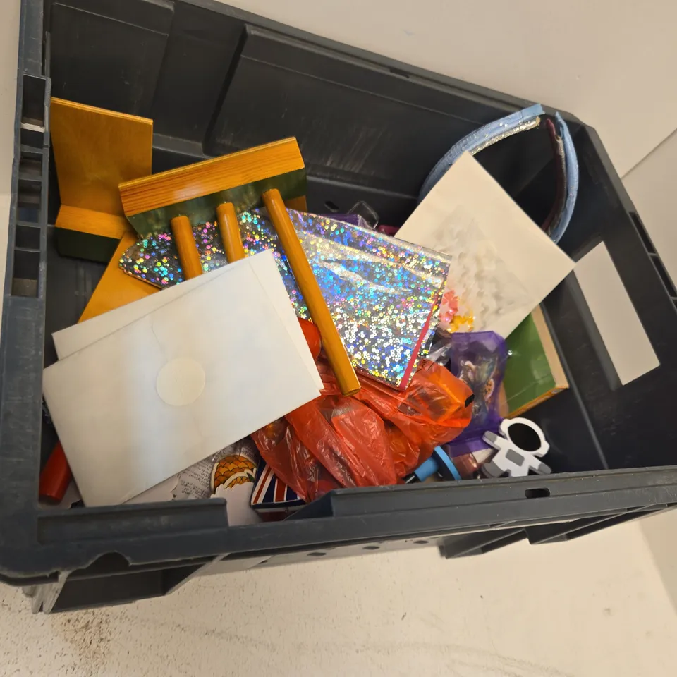 LARGE QUANTITY OF TOYS AND ACCESSORIES TO INCLUDE; UNICORN SNAP, MERMAID SNAP, BIRTHDAY BUNTING, WALKIE TALKIES, SCENTRED CHANGE OF PACE PUZZLE AND THE DARK TEA SOCIETY
