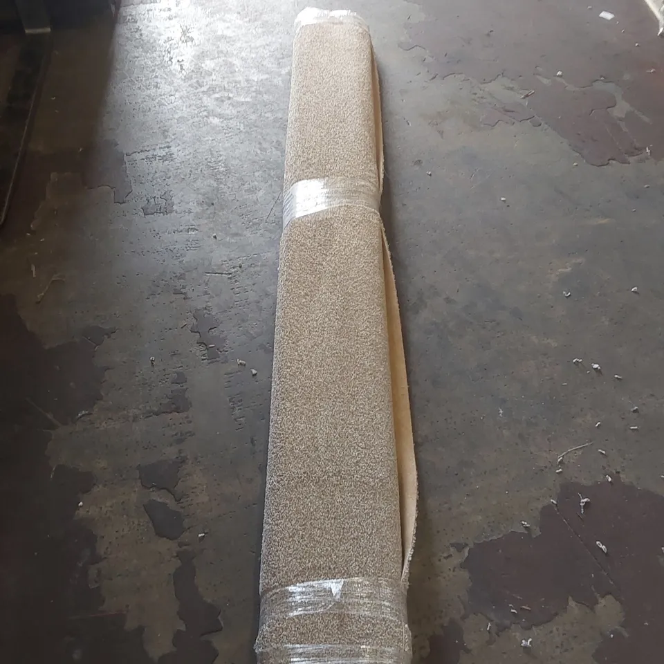ROLL OF QUALITY GRIFFIN SAND FELT BACK CARPET - APPROXIMATELY 2.4 x 4m