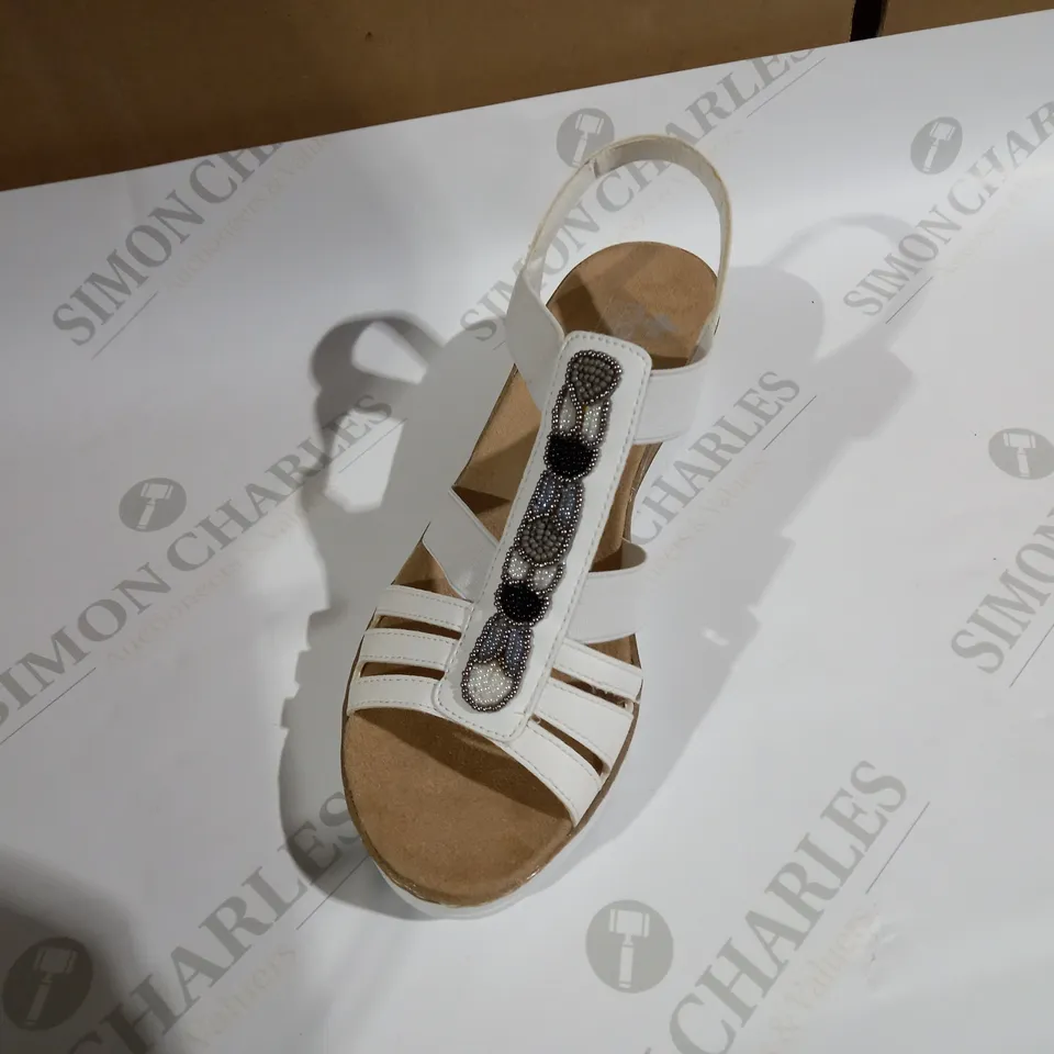 RIEKER SANDLES IN WHITE SIZE 5 