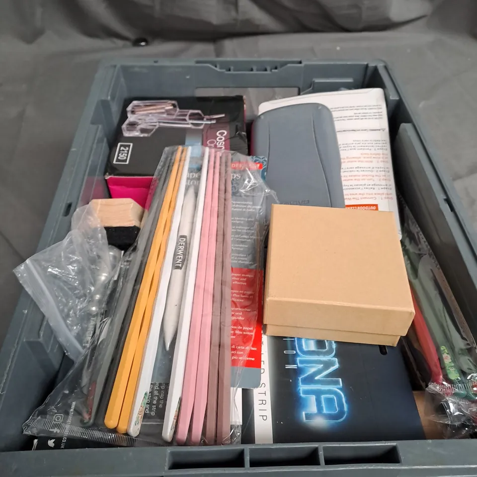 TOTE OF APPROX 20 HOUSEHOLD ITEMS TOO INCLUDE LED LIGHTS , PENS , JEWELRY BOXES 