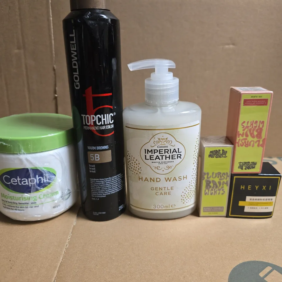 APPROXIMATELY 15 ASSORTED HEALTH & BEAUTY PRODUCTS TO INCLUDE MADE BY MITCHELL. IMPERIAL LEATHER AND HEYXI