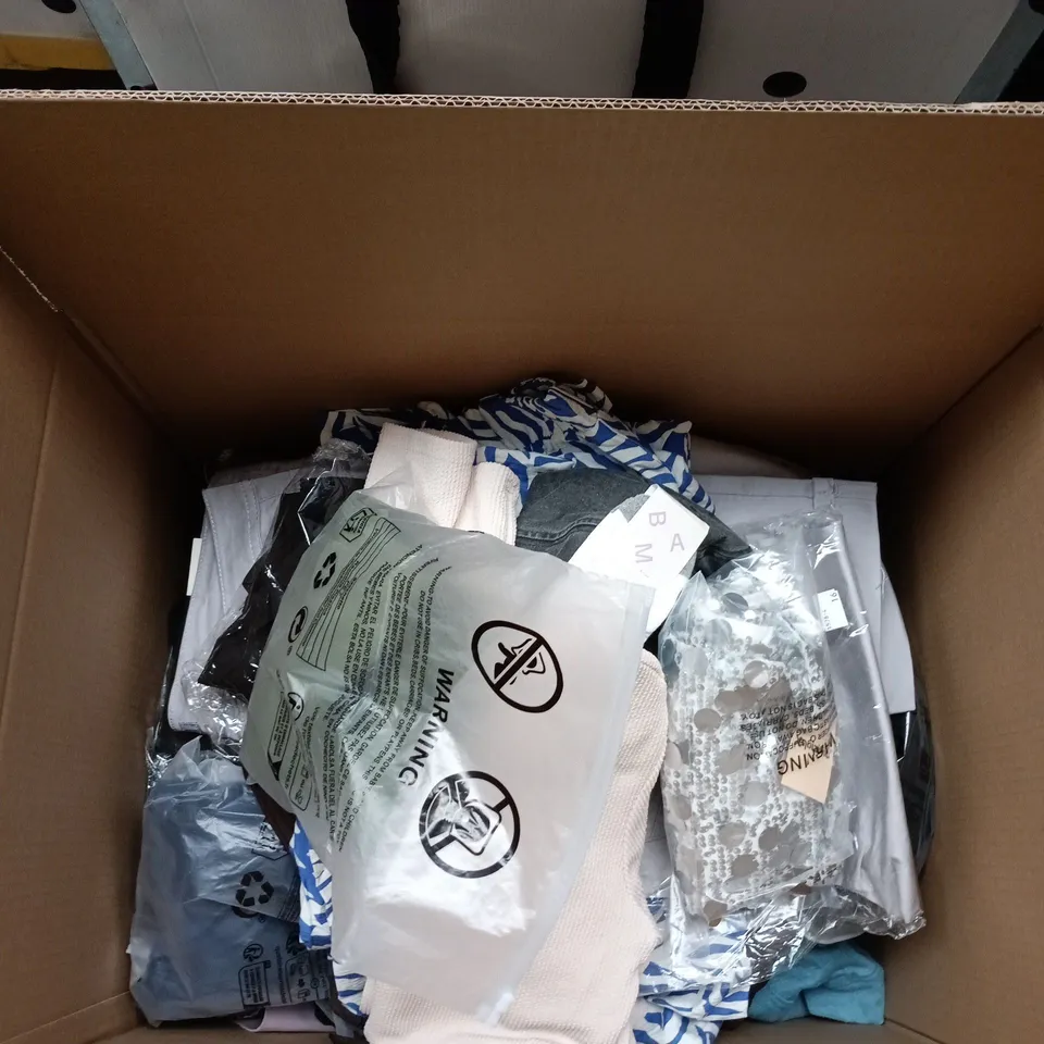 BOX OF APPROXIMATELY 15 ASSORTED CLOTHING ITEMS IN A VARIETY OF SIZES, STYLES AND COLOURS 