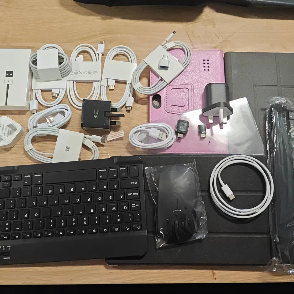 LOT OF ASSORTED TECH ACCESSORIES TO INCLUDE CHARGE CABLES, DETACHABLE KEYBOARD AND POWER ADAPTERS 