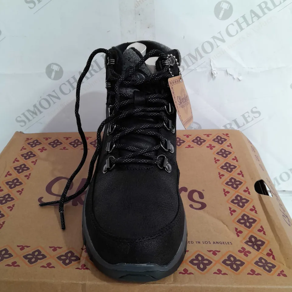BOXED PAIR OF SKECHERS SYNERGY WARM BOOTS, BLACK - SIZE 5