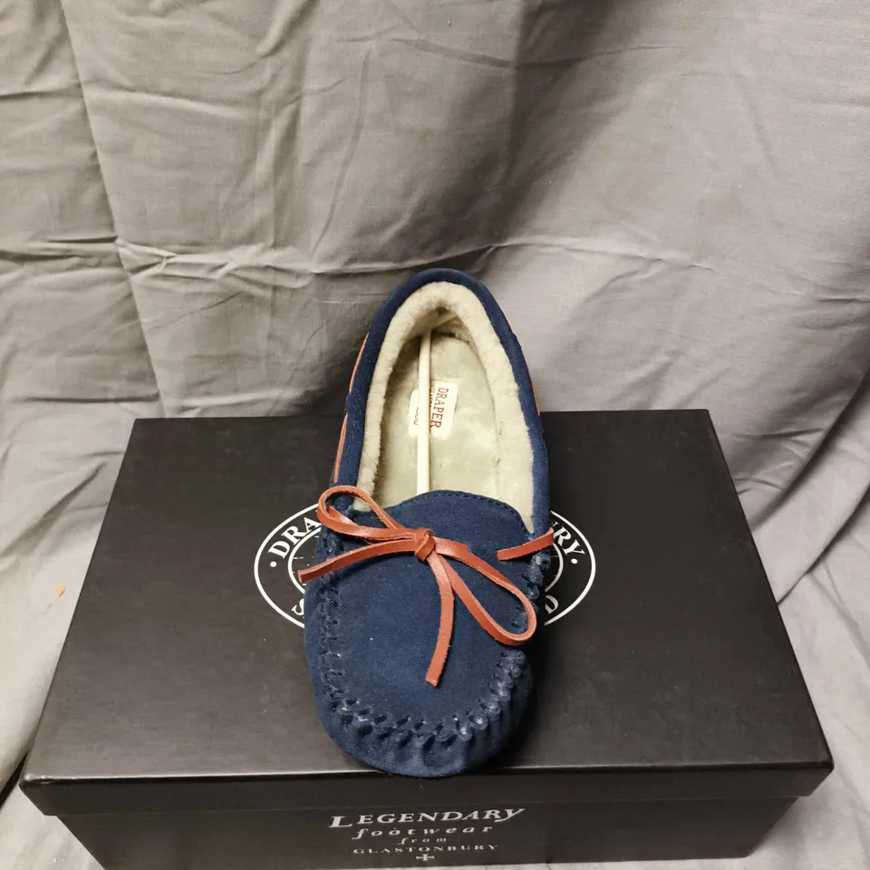 BOXED PAIR OF DRAPER GLASTONBURY NAVY SUEDE MOCCASIN SLIPPERS WITH SHEARLING LINING, UK 7