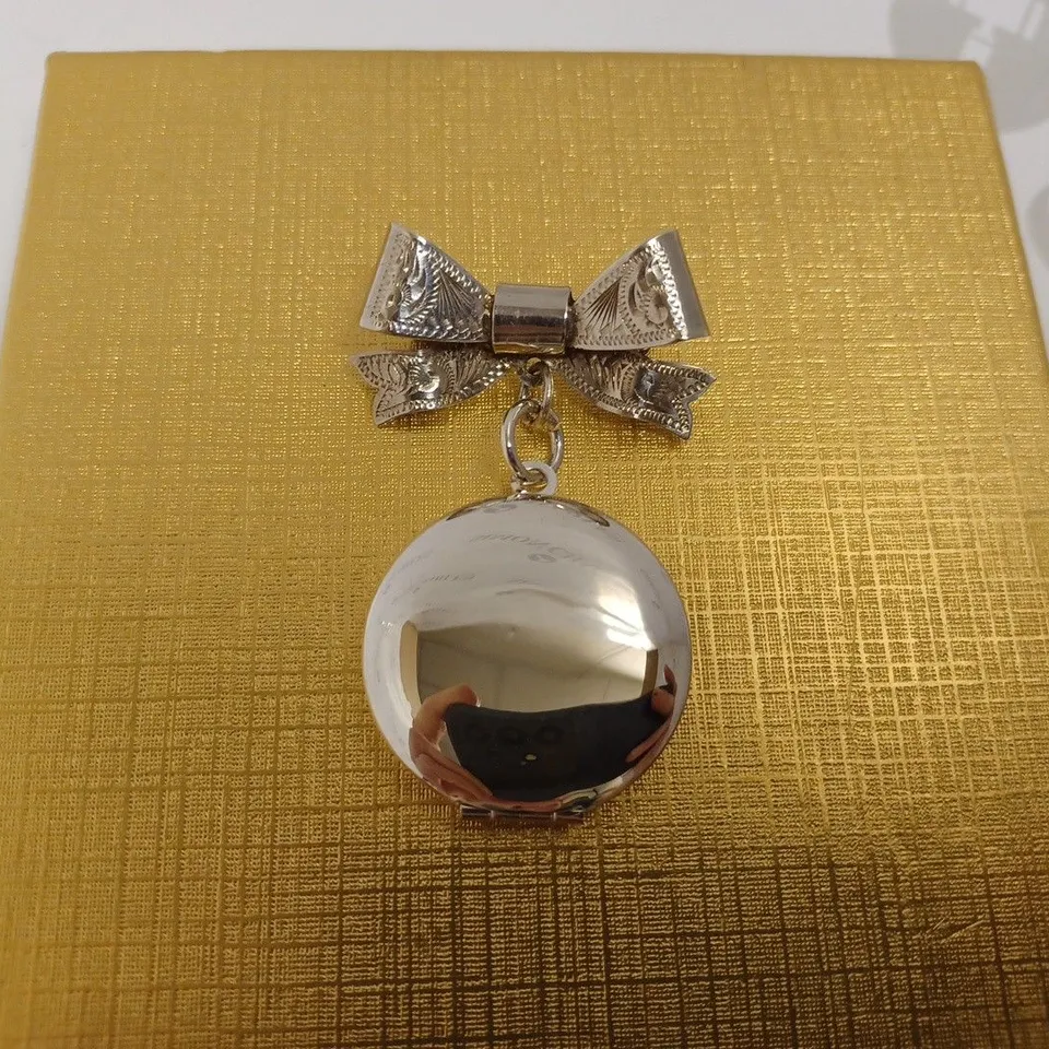 ROUND SILVER LOCKET WITH BOW CLIP