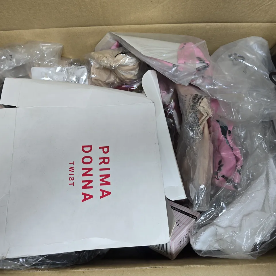 APPROXIMATELY 20 ASSORTED CLOTHING ITEMS IN VARIOUS COLOURS, SIZES, AND STYLES TO INCLUDE BRANDS SUCH AS BODYWRAP SHAPEWEAR, CYBERJAMMIES, NESSA, ETC