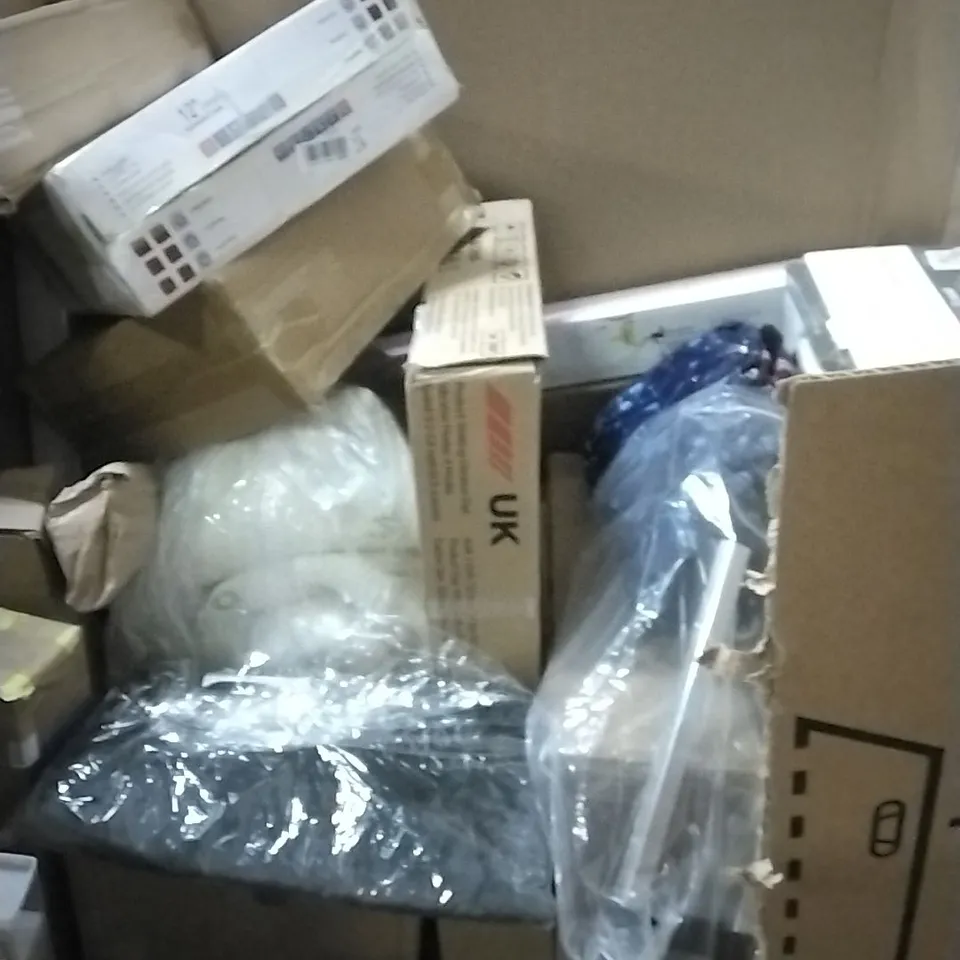 PALLET OF HOUSEHOLD ITEMS TO INCLUDE LIGHT FIXTURE, WIDE SHOULDER WOOD HANGARS, MIRROR, TOILET SEAT COVER AND OTHER ASSORTED ITEMS...