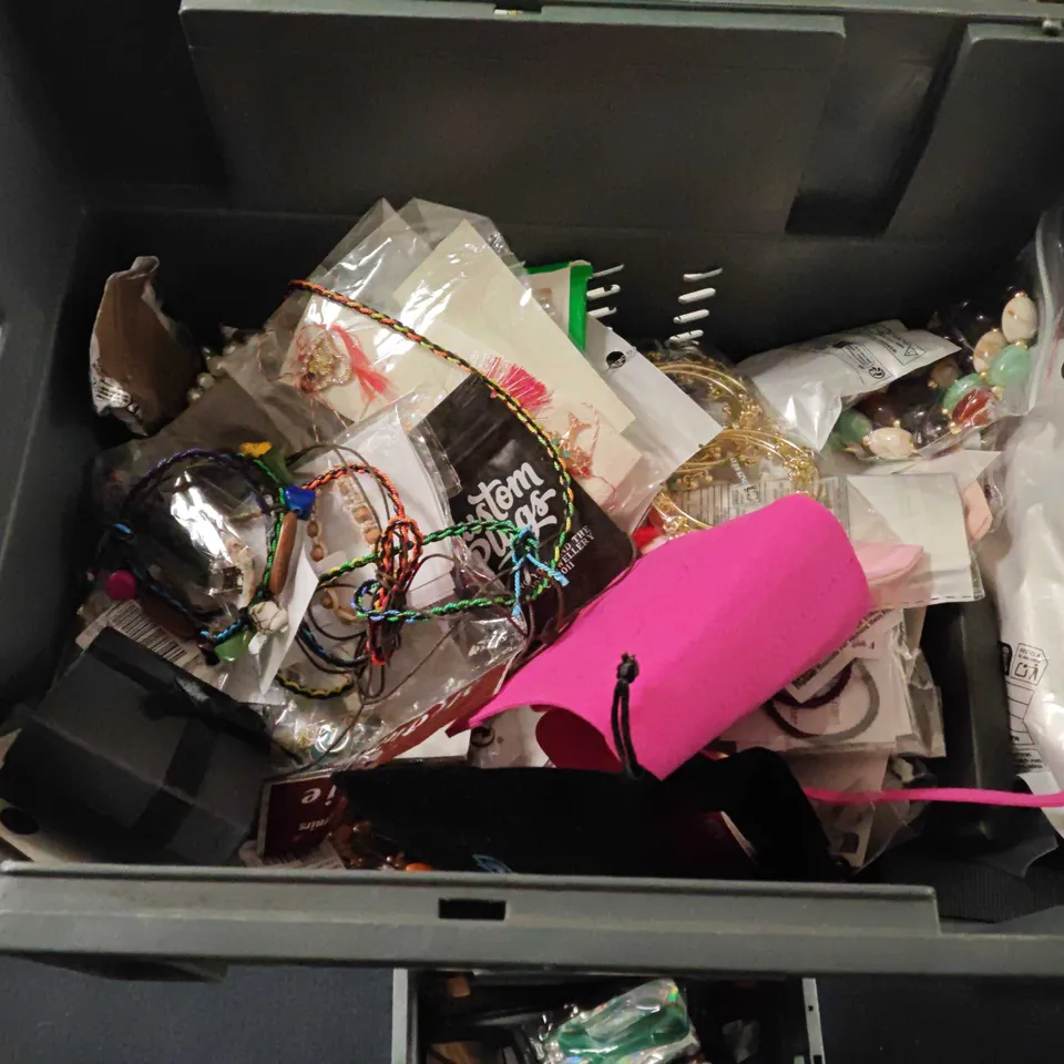 LOT OF ASSORTED JEWELLERY AD WATCH ITEMS TO INCLUDE PENDANTS, CHAINS, RINGS AND EARRINGS